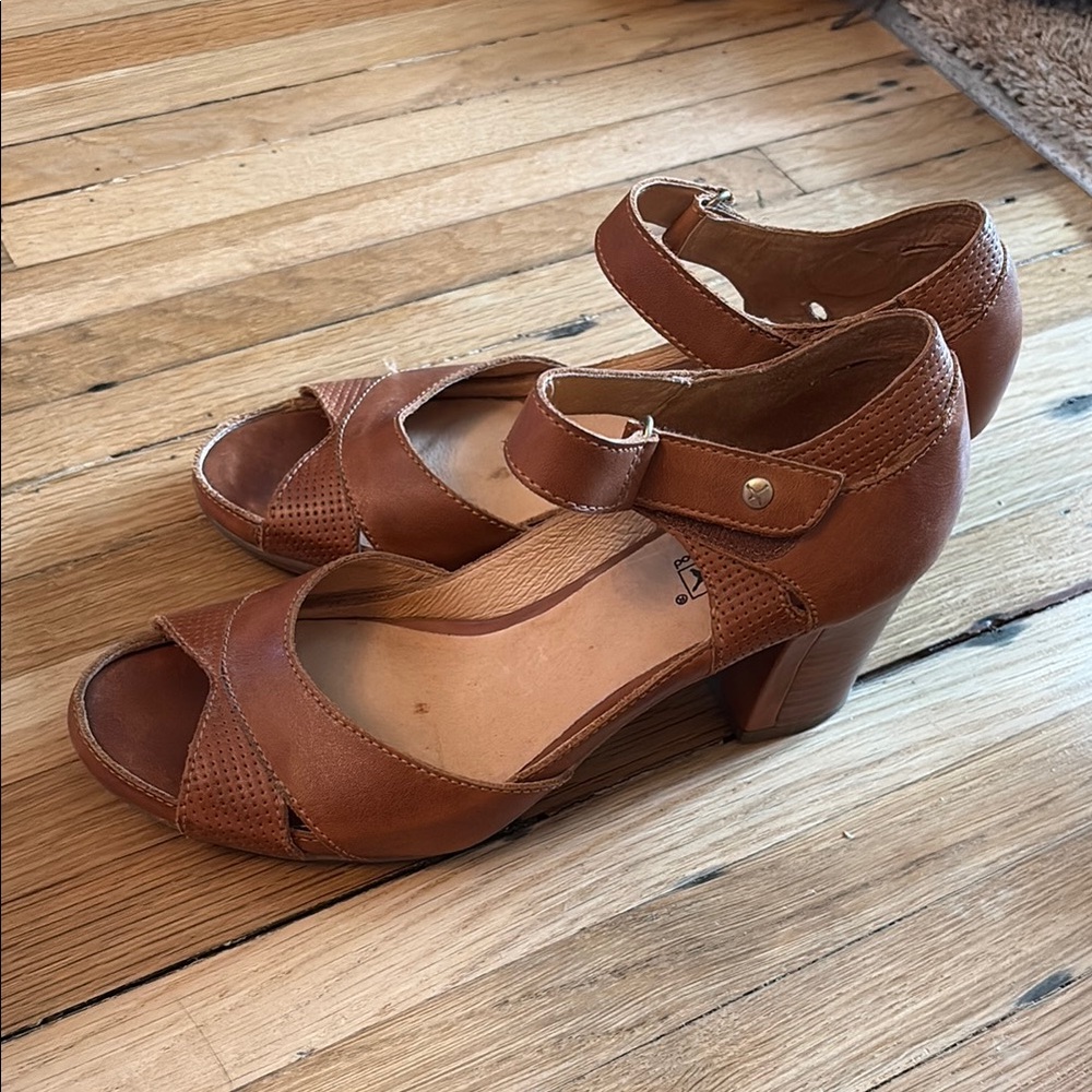 PIKOLINOS Brown Leather Heels with Perforated Design Size 39